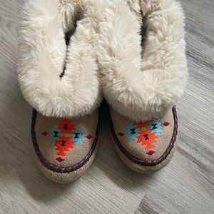 Moccasin slippers size 7-8